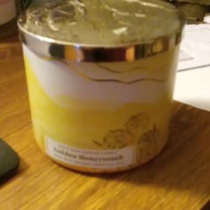 NEW BATH AND BODY WORKS CANDLE IN GOLDEN HONEYCOMB